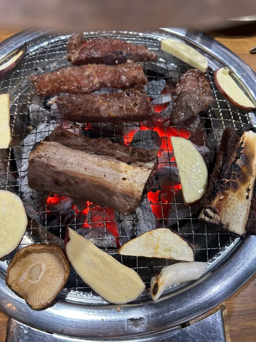 Beef eaten together with jeolla-style side dishes