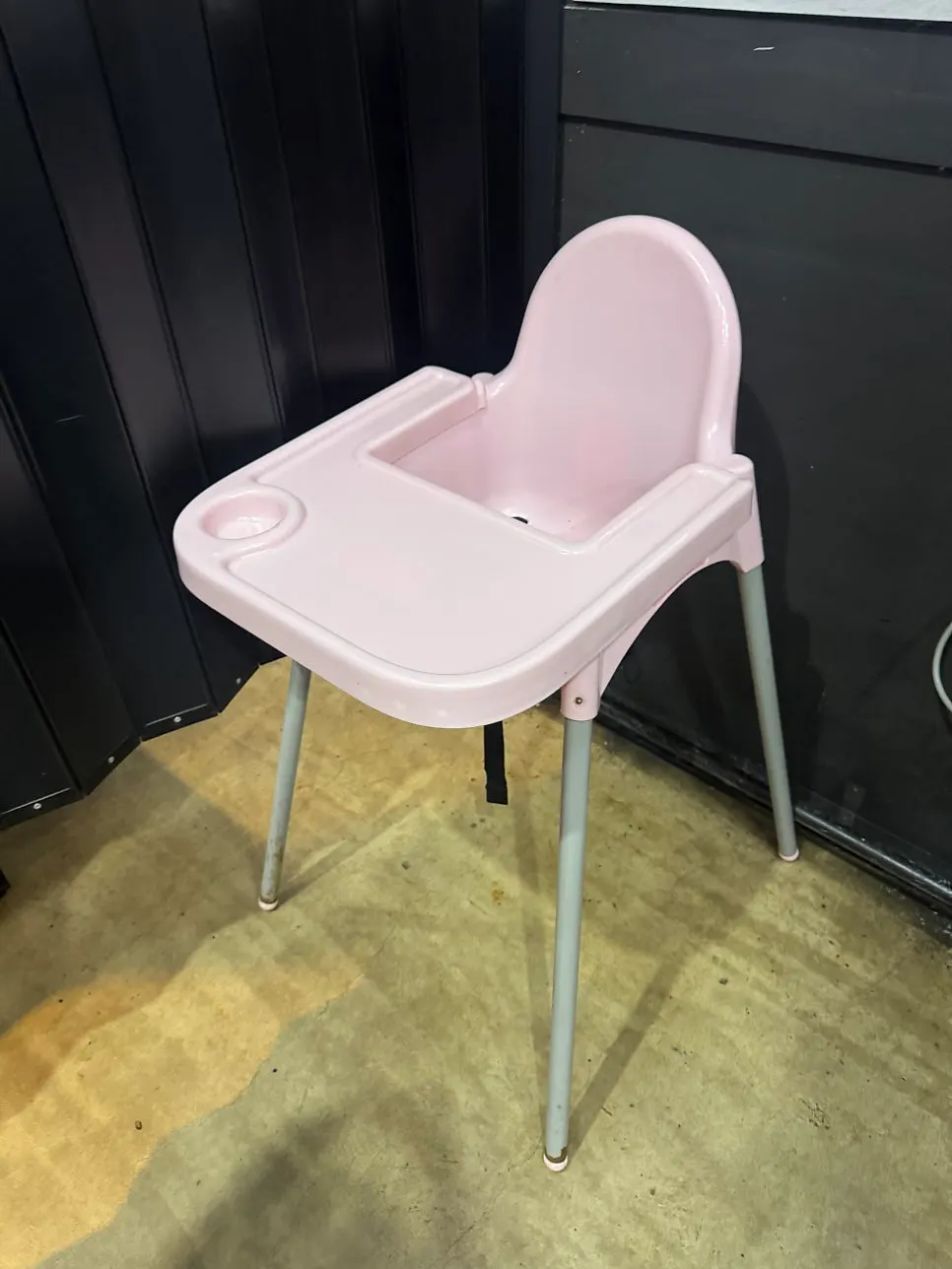 Group seating separated by partitions