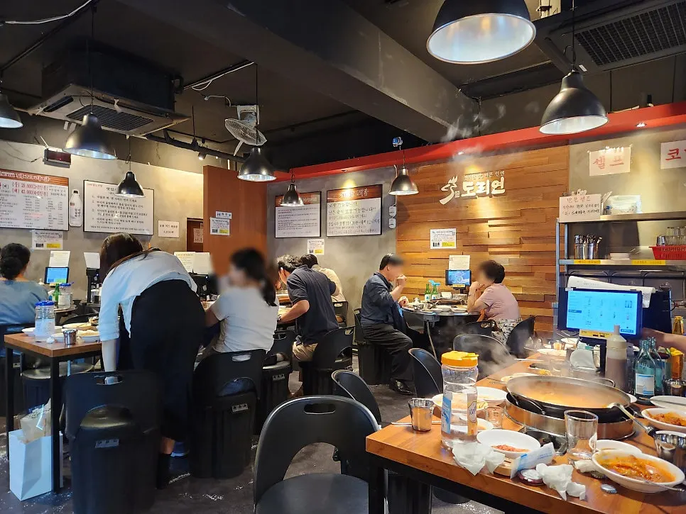 Table seating inside Doriyeon Dakdoritang Yeongdeungpo-gu Office branch