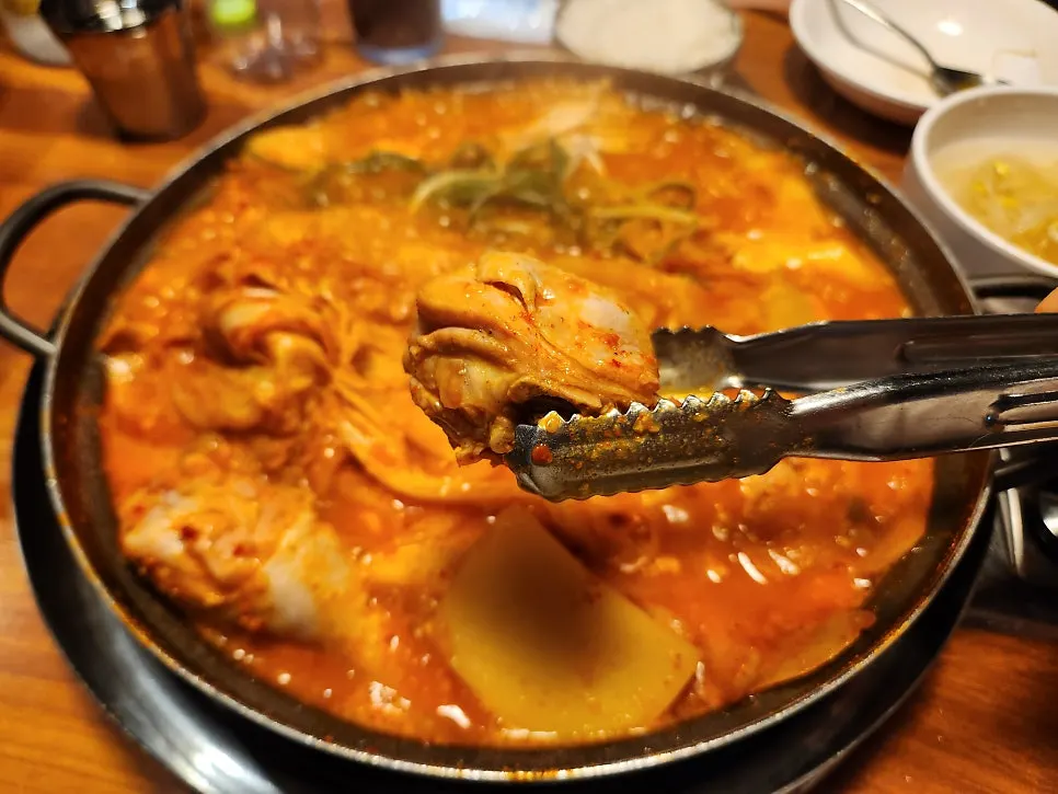 Fully simmered chicken pieces in the dakdoritang