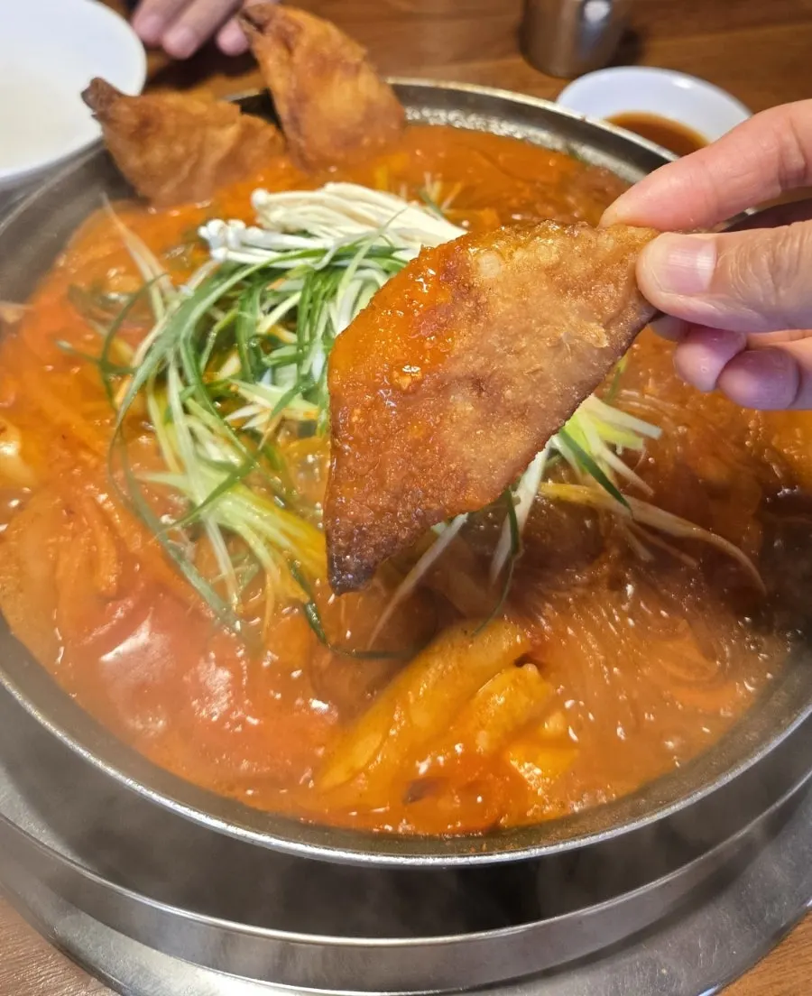 국물에 담근 튀김 만두