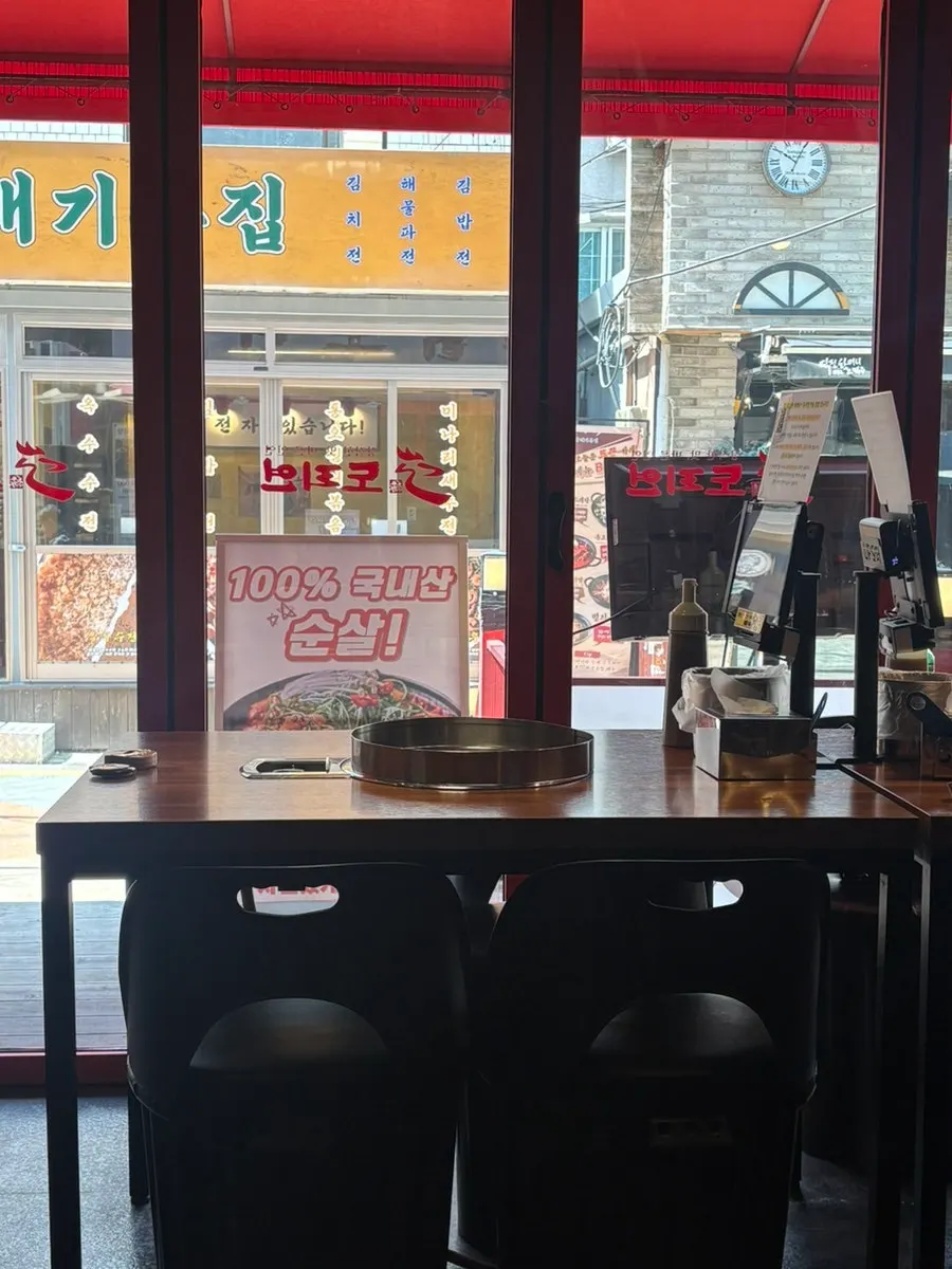 Interior with clean, tidy tables