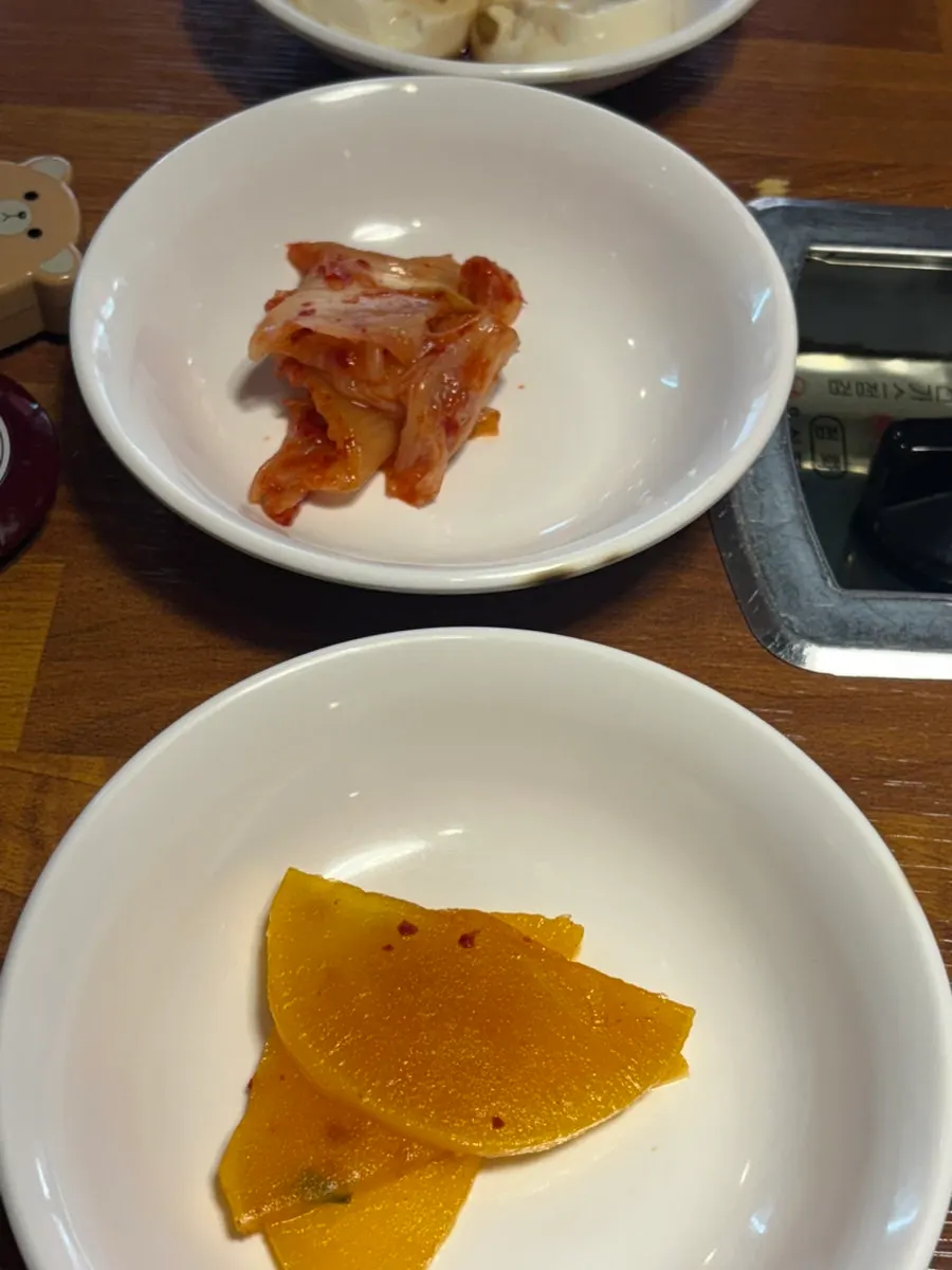 Side dishes served with the dakdoritang