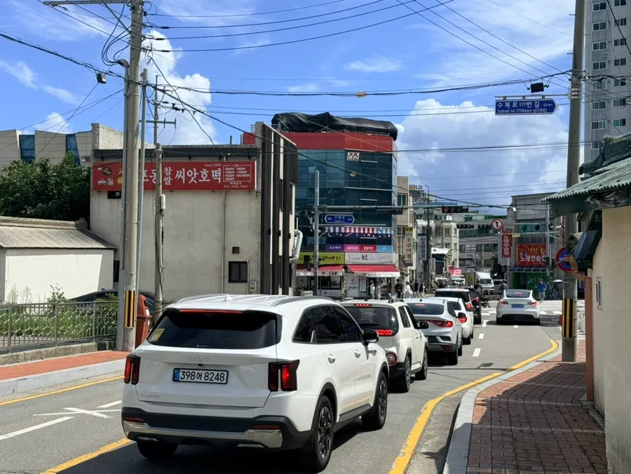멀리 보이는 핫핑크 건물의 도리스파티세리