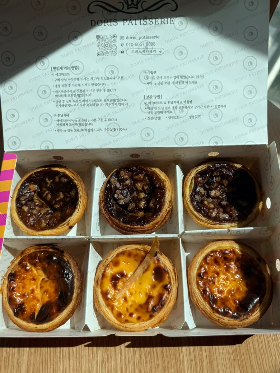 숙소 테이블에 세팅한 에그타르트