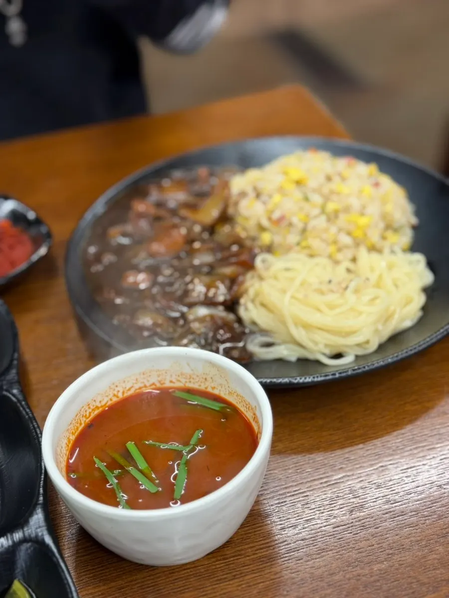 볶음밥과 함께 나온 짜장면