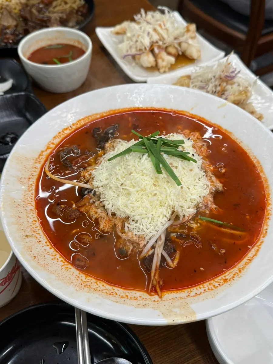 치즈가루가 뿌려진 치즈짬뽕
