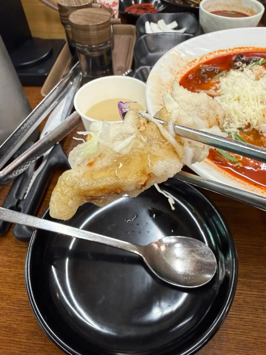 두툼한 고기가 보이는 탕수육 단면