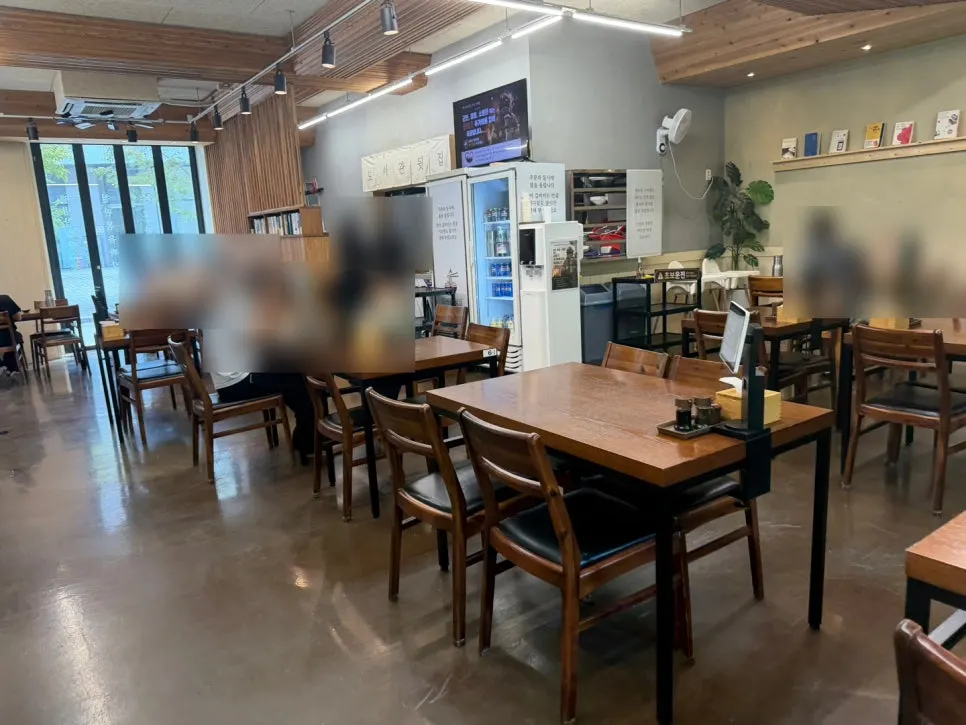 Interior of Doseogwan Dwitjip busy during lunchtime