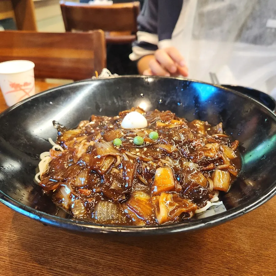 짜장 소스를 비빈 면