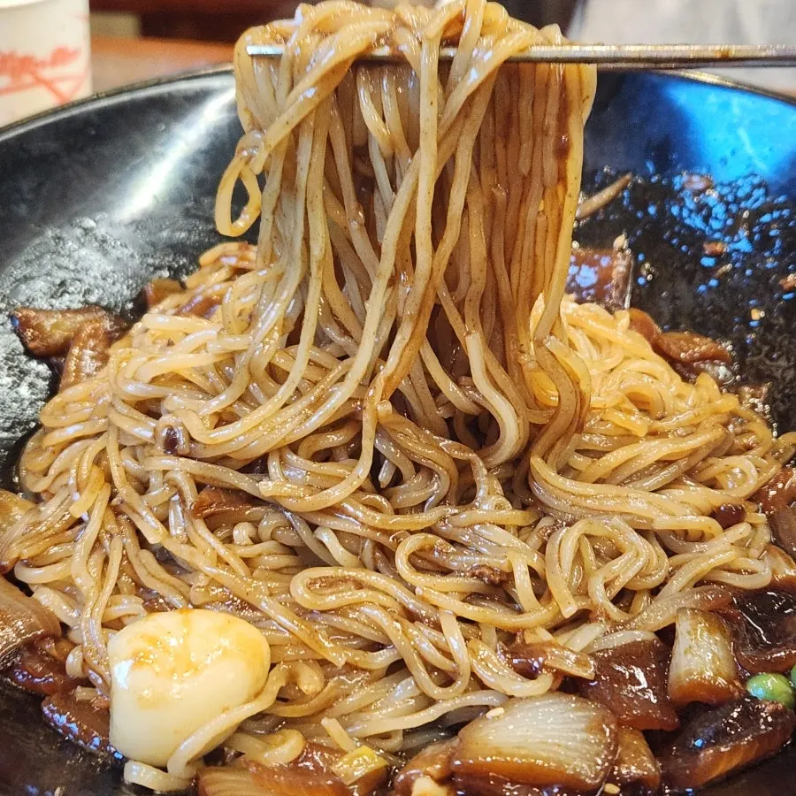 메추리알이 올라간 짜장면 한 젓가락