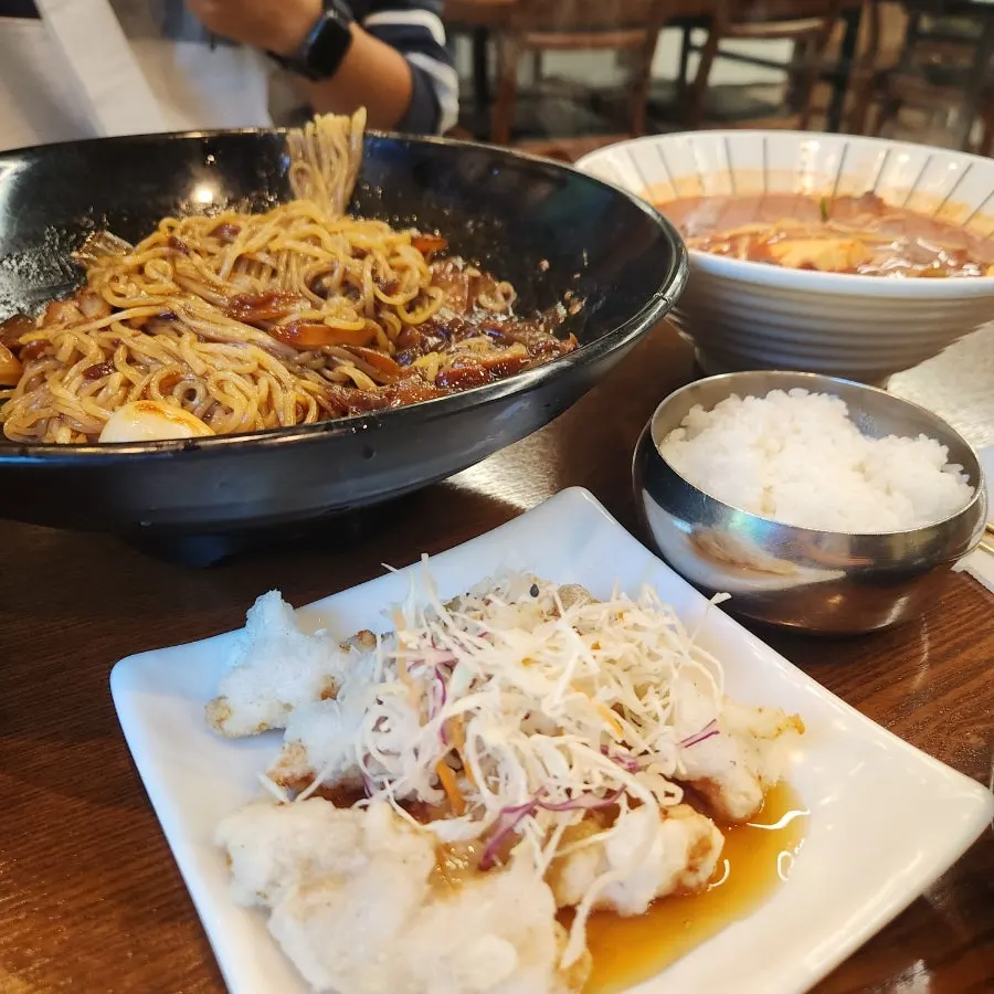 고추짜장과 철판짜장이 적힌 메뉴
