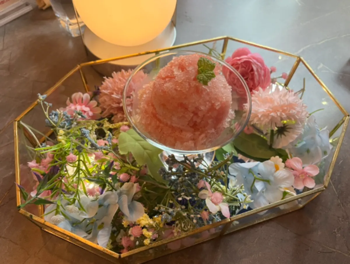 Moon-shaped mood light placed at every table