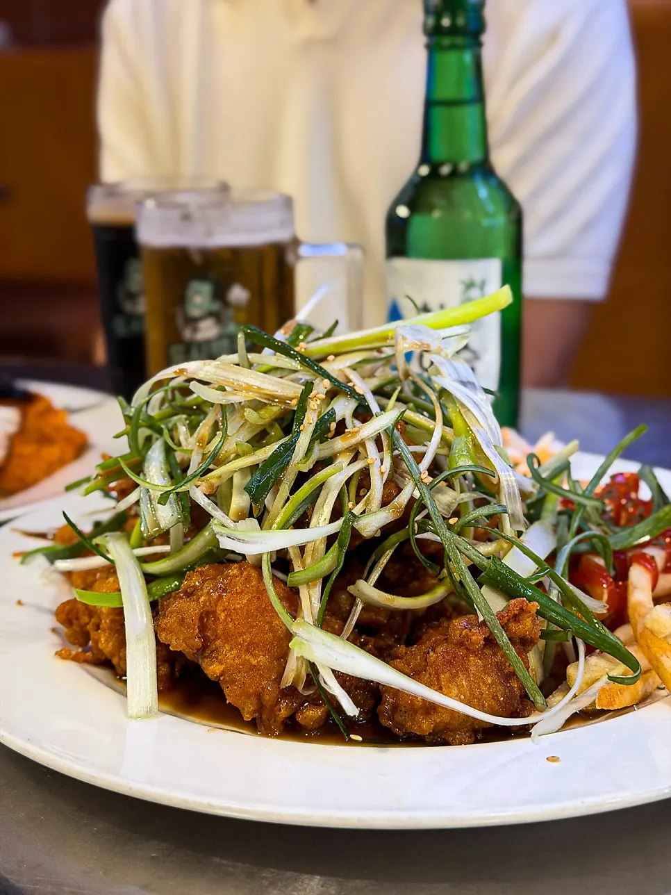 테이블에 차려진 순살파닭과 맥주