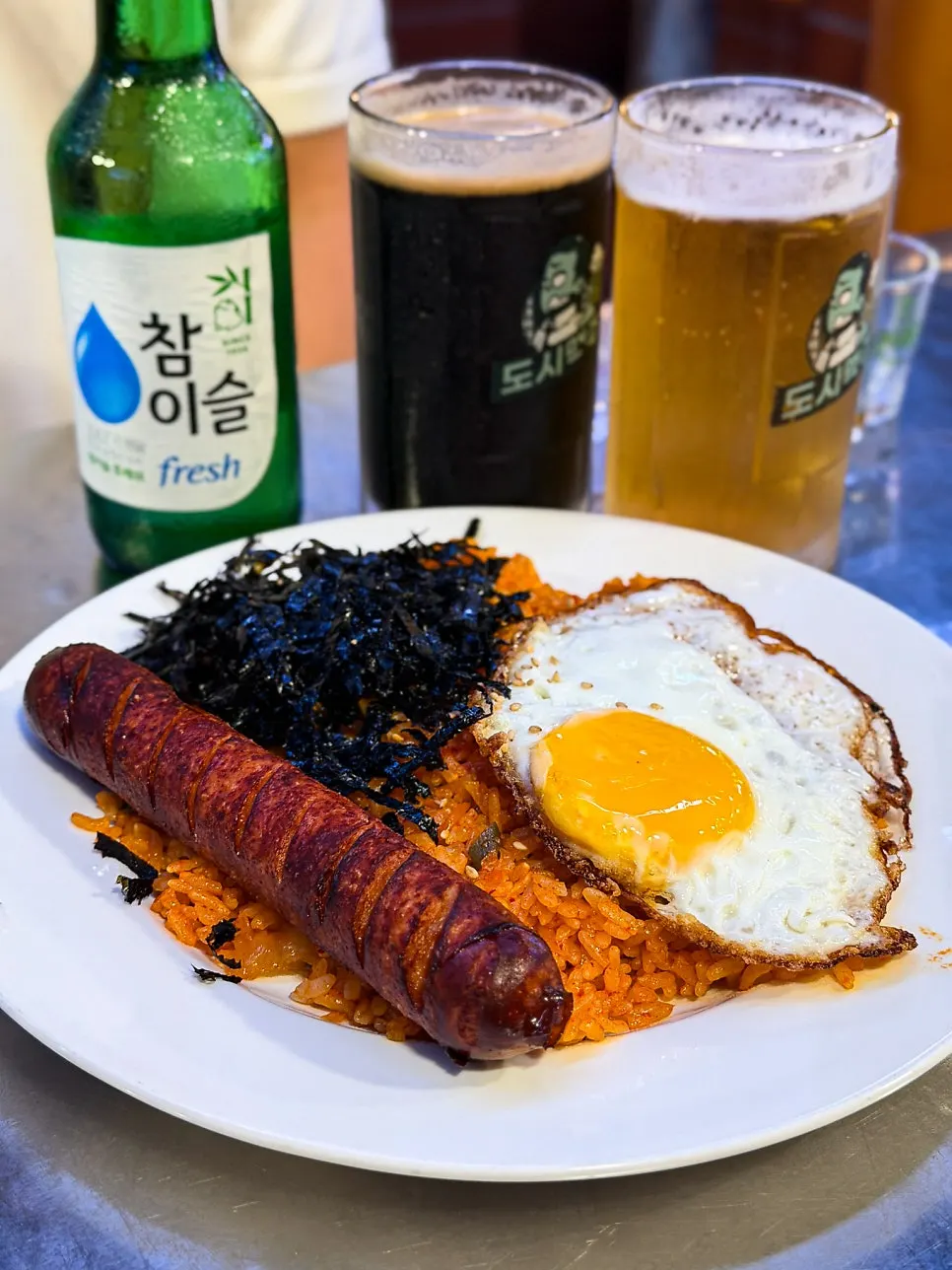 김치볶음밥과 안주가 놓인 테이블