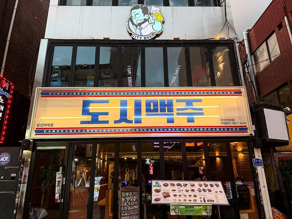 벽돌 인테리어와 소파가 있는 매장 내부