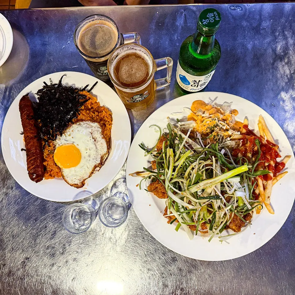 순살파닭과 김치볶음밥, 맥주와 소주 한 상