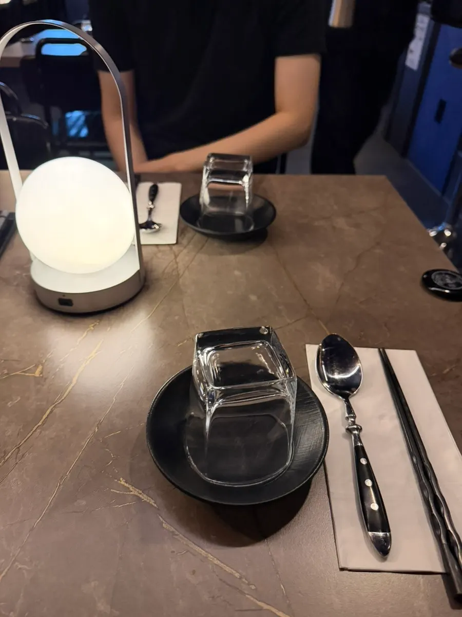 달 모양 LED 전등이 놓인 테이블