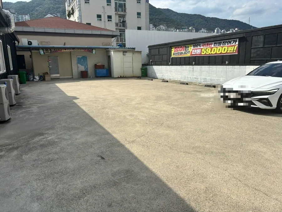 도시크랩 김해점 가게 앞 주차 공간