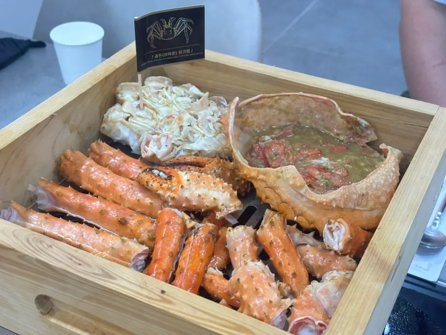찜통에 담겨 나온 브라운 킹크랩 2kg