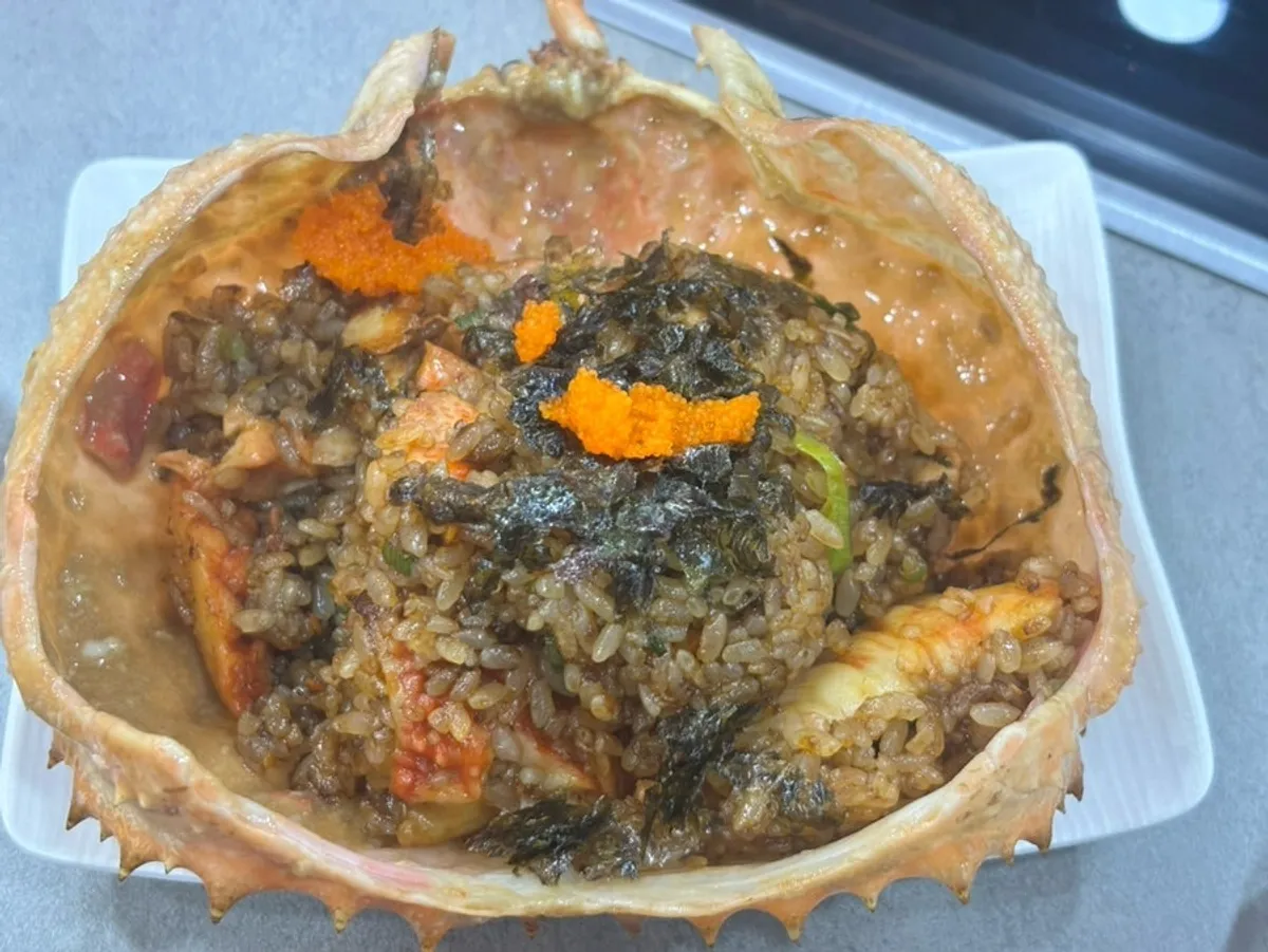 김가루와 날치알을 올린 게장볶음밥