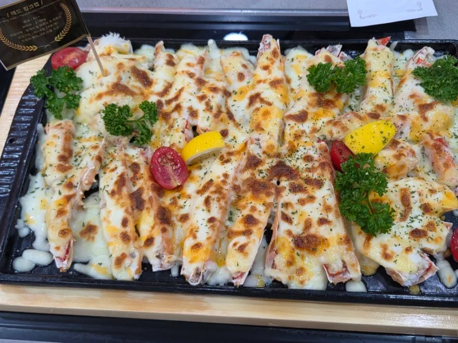 상차림에 포함된 초밥 한 접시