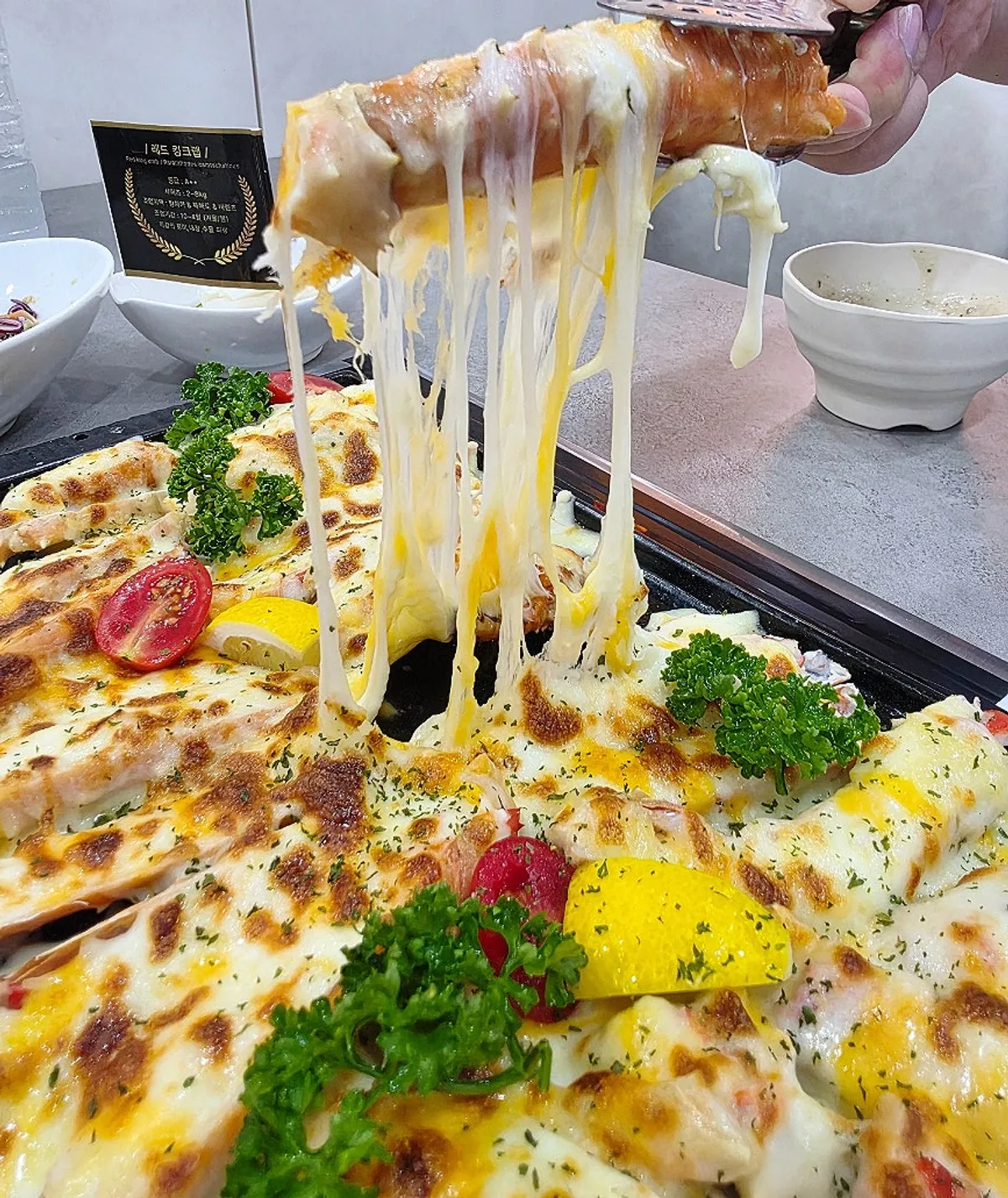 치즈가 노릇하게 구워진 대게 갈릭치즈버터구이
