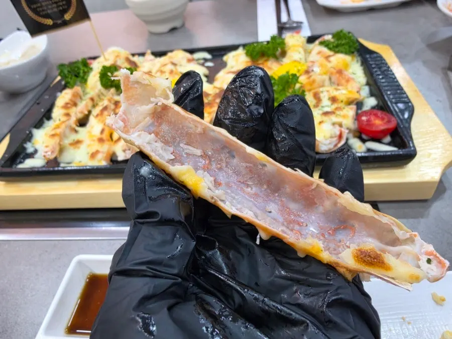 발라 먹은 대게살과 빈 껍데기
