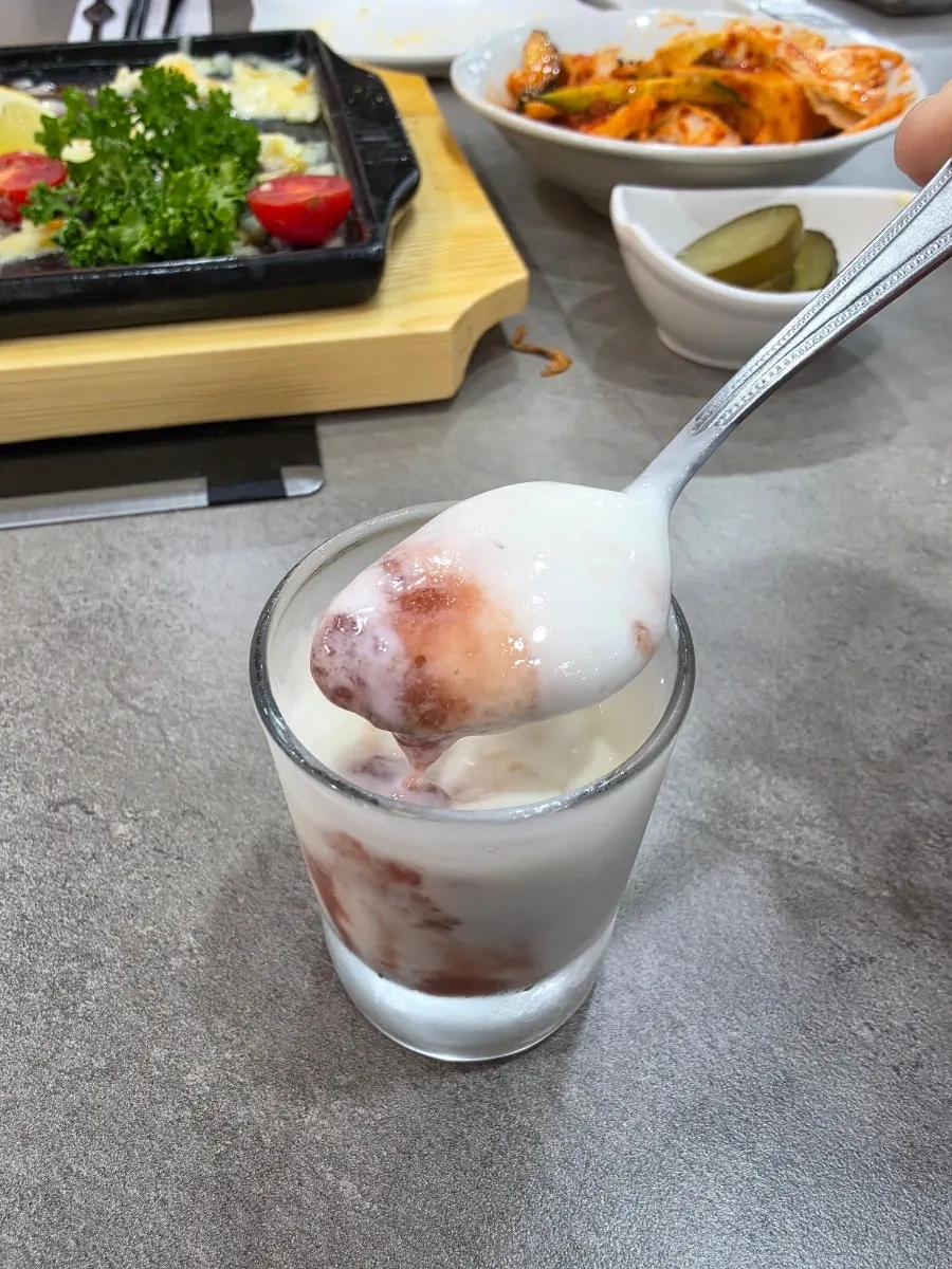 식사 마무리 단계의 대게 구이 접시