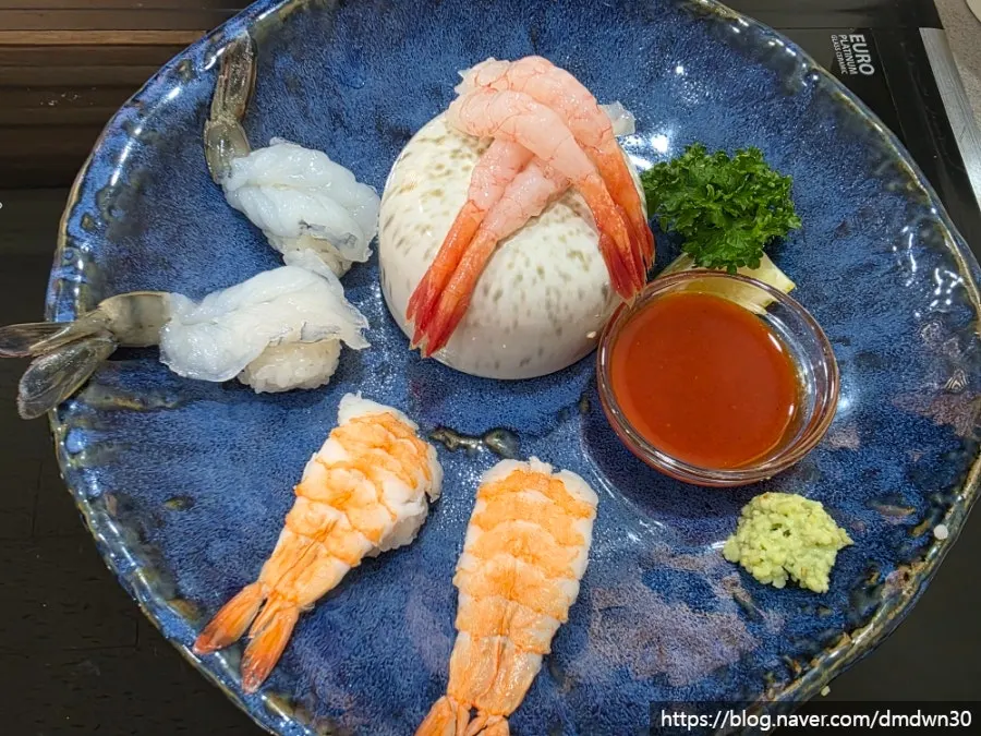 도미뱃살 조림과 회 접시