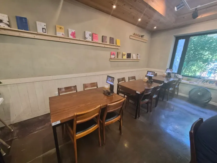 Table seating inside Doseogwan Dwitjip