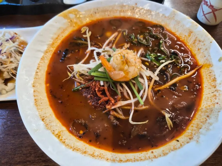 Hot pepper jjamppong with julienned peppers and shrimp