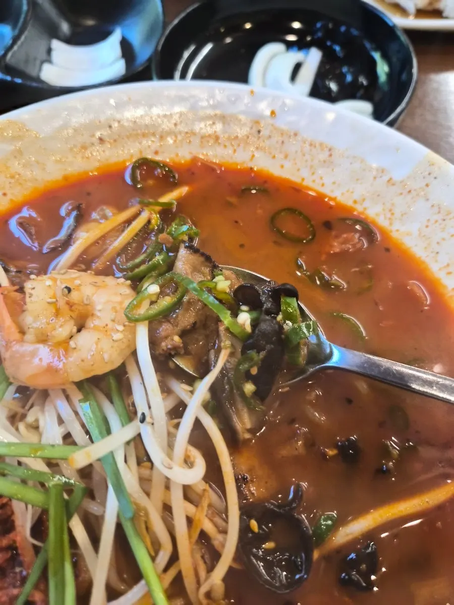 Thin, soft noodles in the hot pepper jjamppong