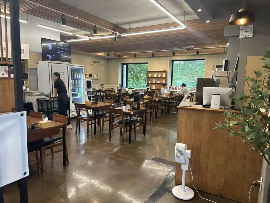 Exterior and entrance of Doseogwan Dwitjip