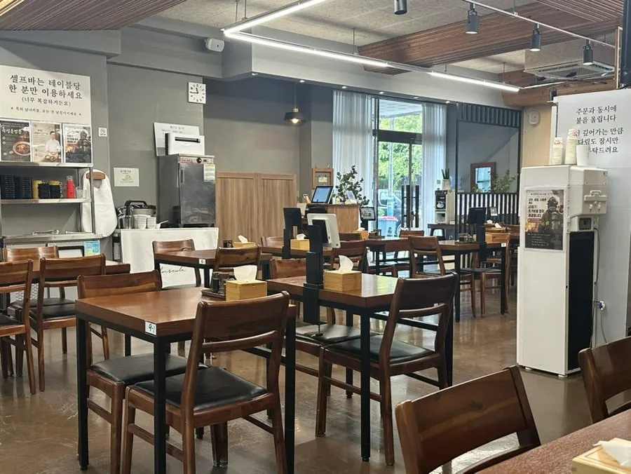 Clean dining hall tables at Doseogwan Dwitjip