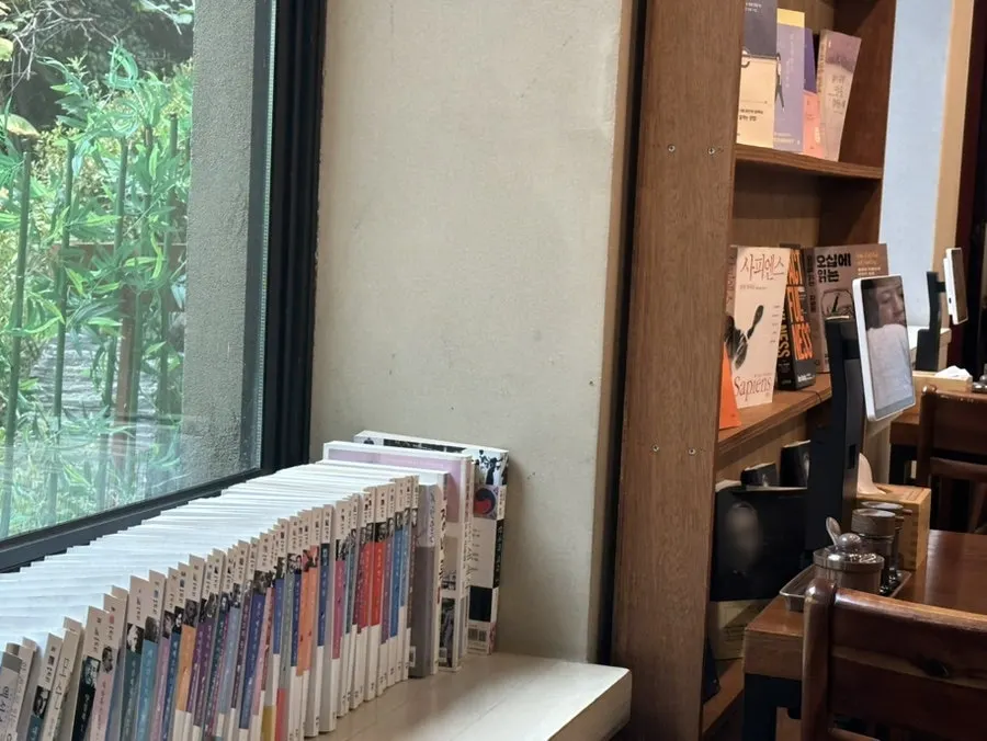 Interior of Doseogwan Dwitjip with books on display
