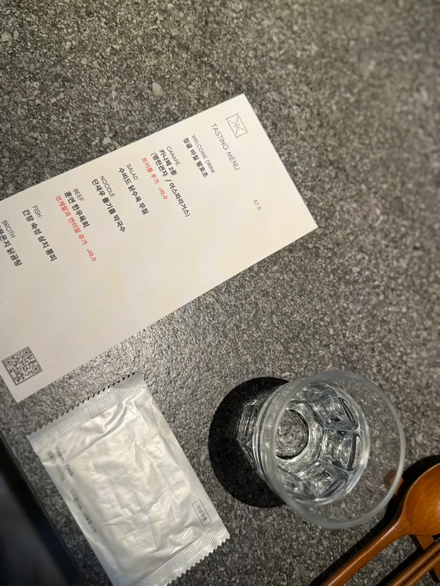 오픈키친에서 요리하는 셰프들의 모습