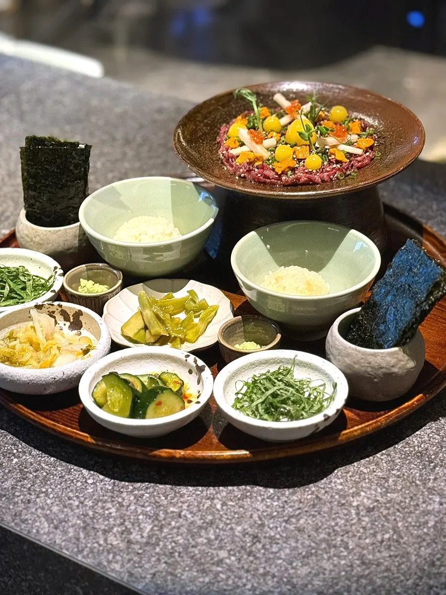 김에 밥과 한우육회를 올린 한 입 구성
