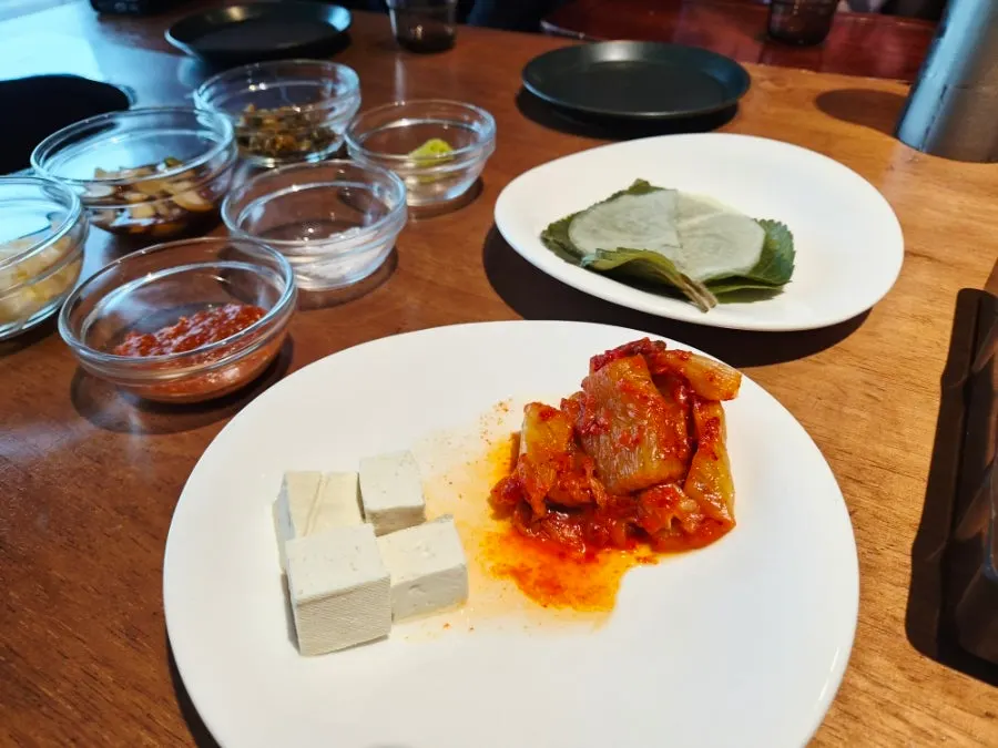깍두기 형태로 썰어 나온 두부김치