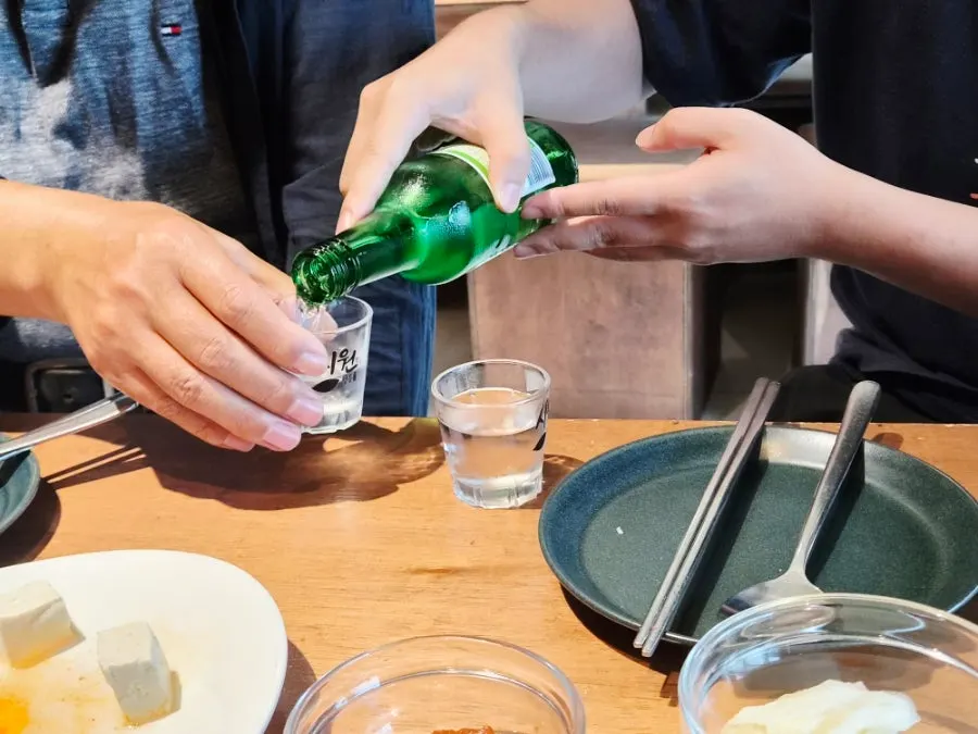 안주와 함께한 돝 오송 술상