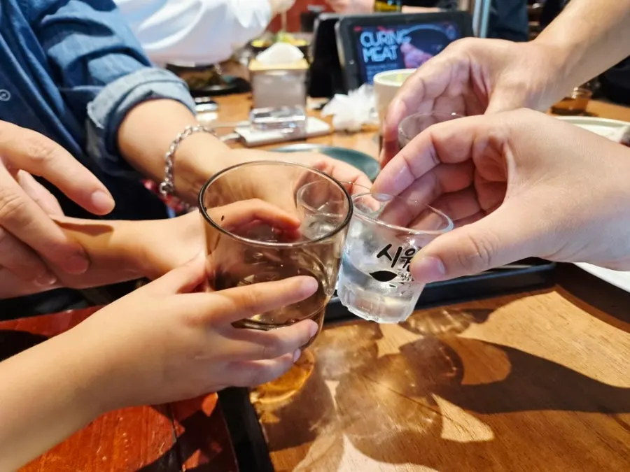 돝 오송 테이블 위 술잔과 안주