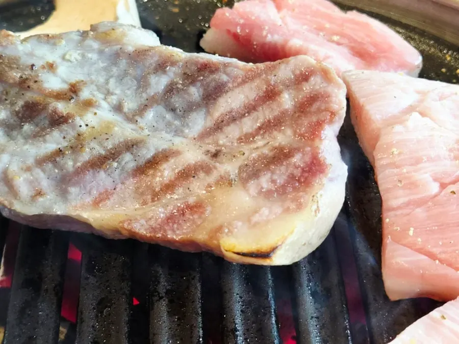 직원이 구워주는 두툼한 숙성 고기