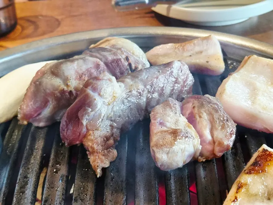 불판 위에서 천천히 익는 돼지고기