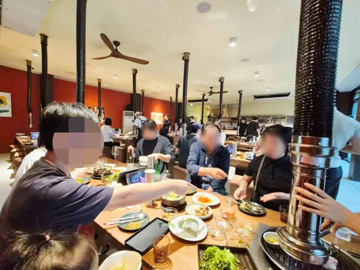 조명 아래 돝 오송 고기 불판과 테이블