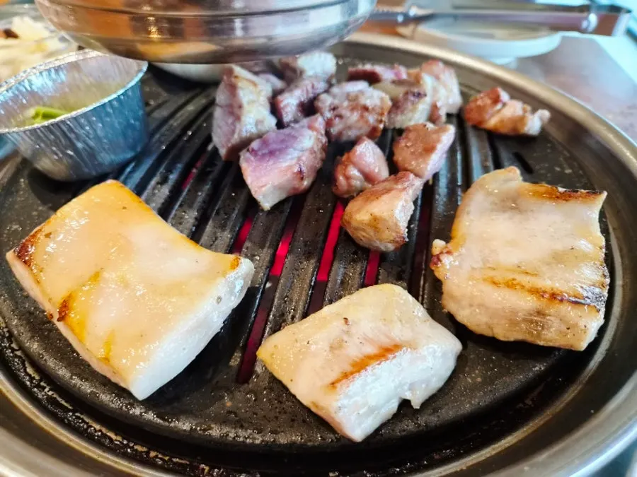 꼬들한 비계가 붙은 구운 삼겹살
