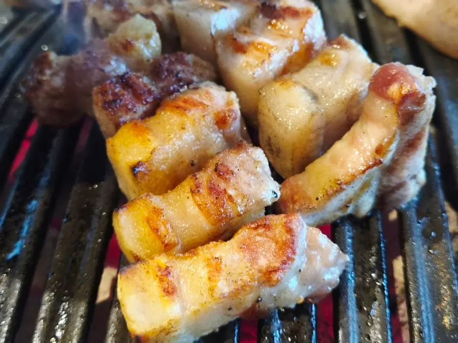 추가 주문한 돝세트 고기 굽는 모습