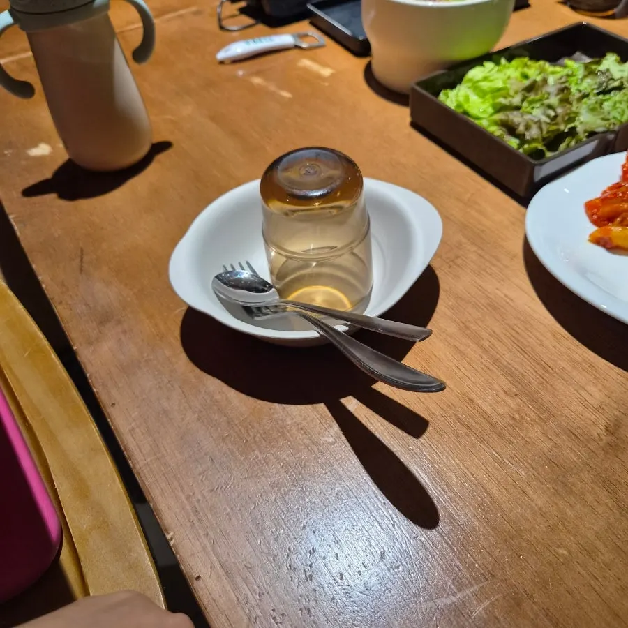 돝 오송 원목 유아의자가 세팅된 테이블