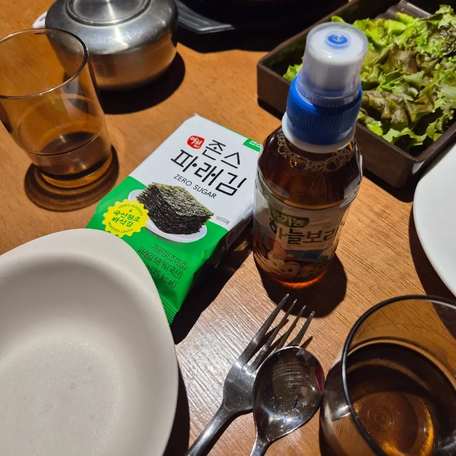 아이용 식기와 김, 보리차 상차림