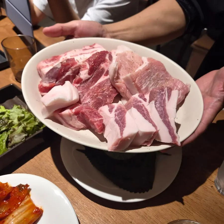 숯불에 올라간 돝 오송 숙성 삼겹살