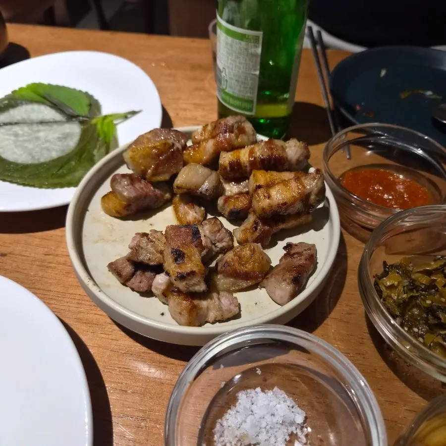 노릇하게 구워진 숙성 돼지고기 한 점